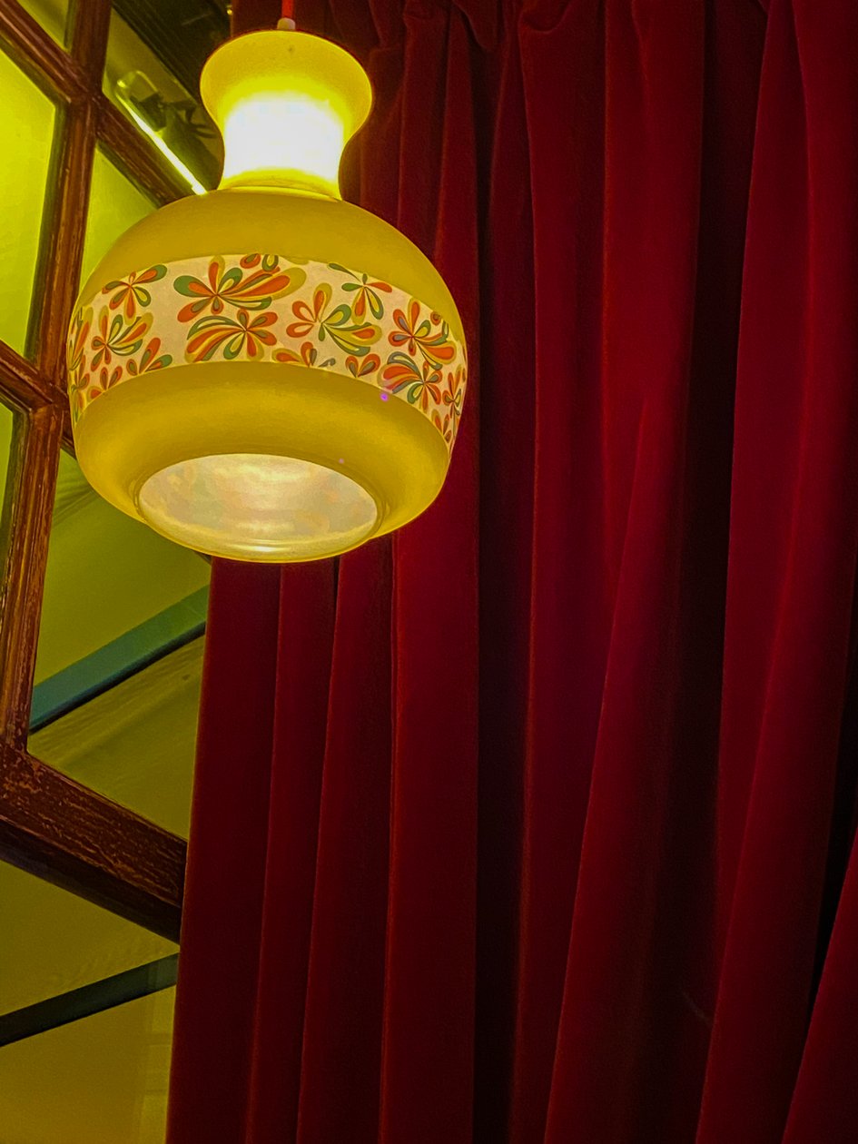 Komposition - Lampe og gardiner, 2022 (foto) af Cécile Jamet