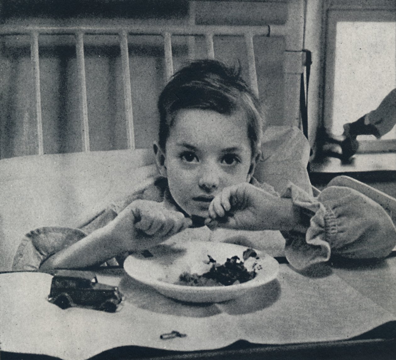 Et lille barn, der let trækker vejret, og mærker sit liv i alle lemmer, hvad skal det vide af Cecil Beaton