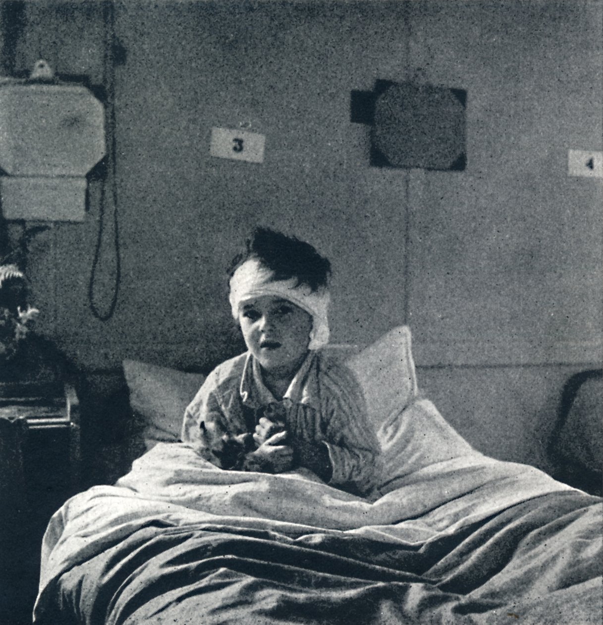 Et lille barn, der let trækker vejret, og mærker sit liv i alle lemmer, hvad skal det vide af Cecil Beaton