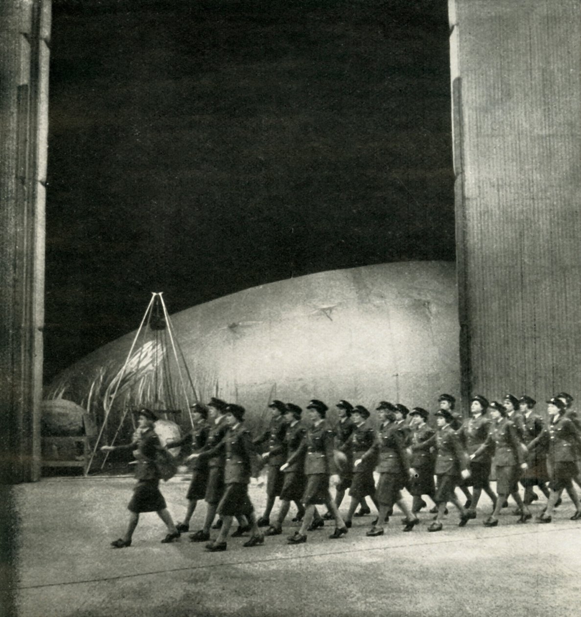 På et balloncenter, c1943. af Cecil Beaton