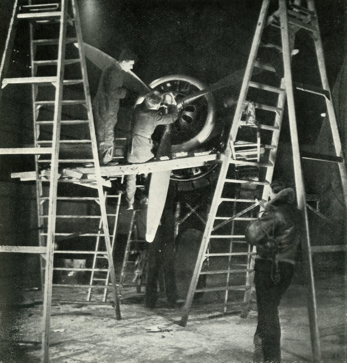 Flight Mechanics, også en W.A.A.F. Handel, c1943. af Cecil Beaton