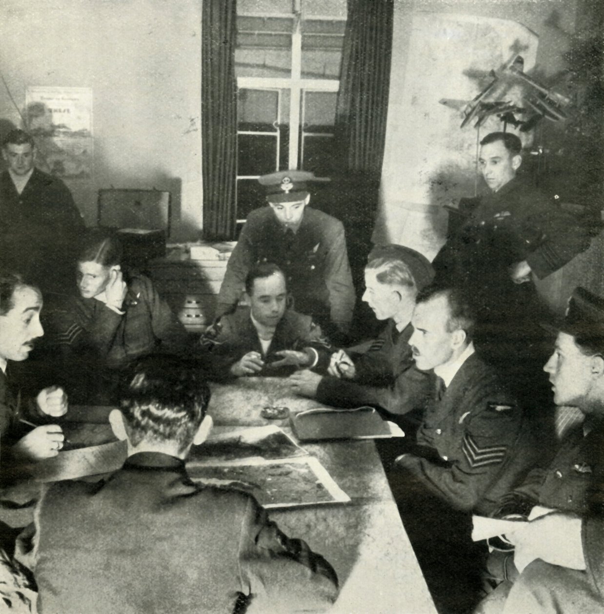 Afhøring af flybesætninger, W.A.A.F. Hjælp i dette arbejde, c1943. af Cecil Beaton