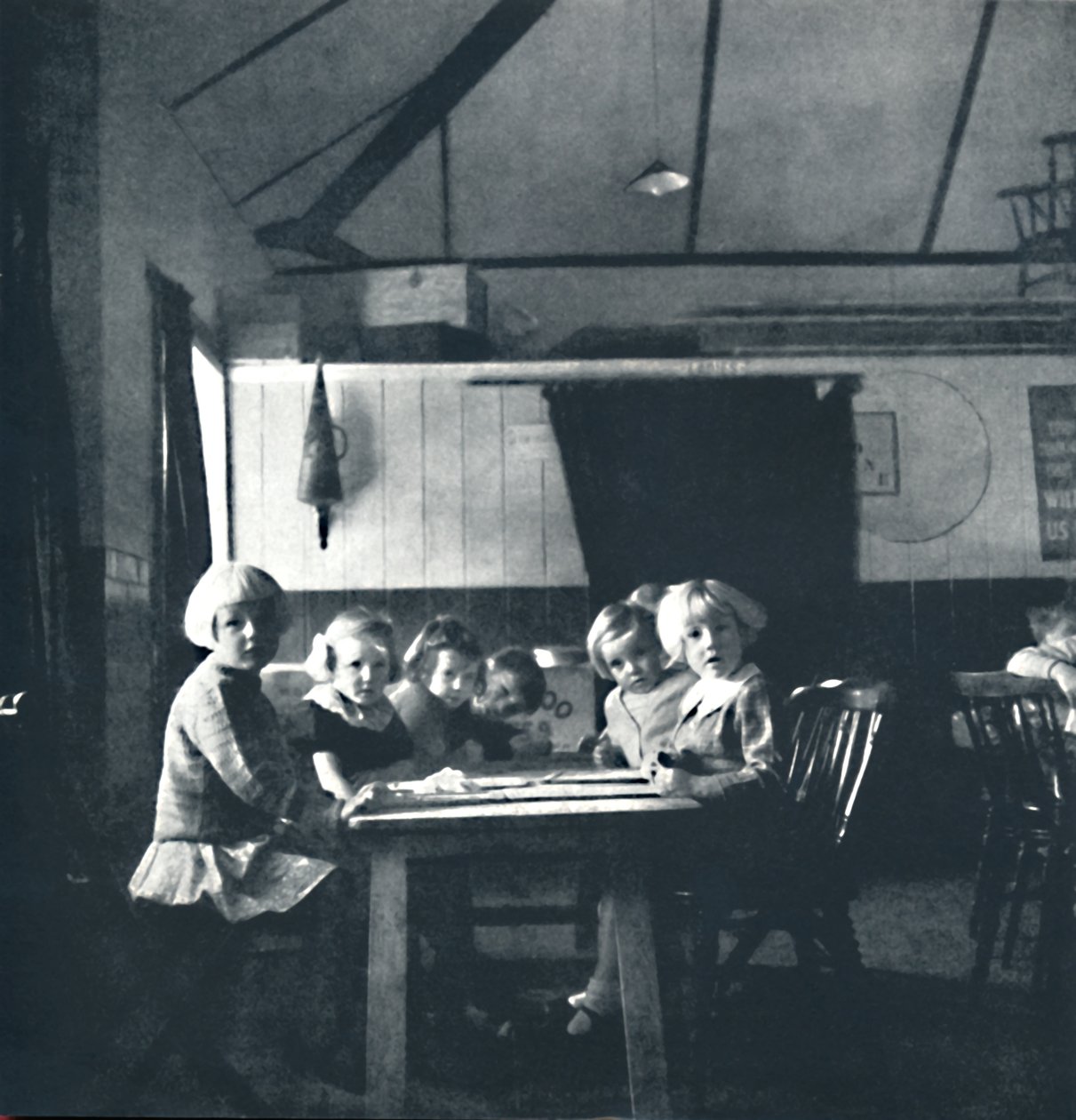 Lektioner for London-børn i landsbyhuset, 1941 af Cecil Beaton