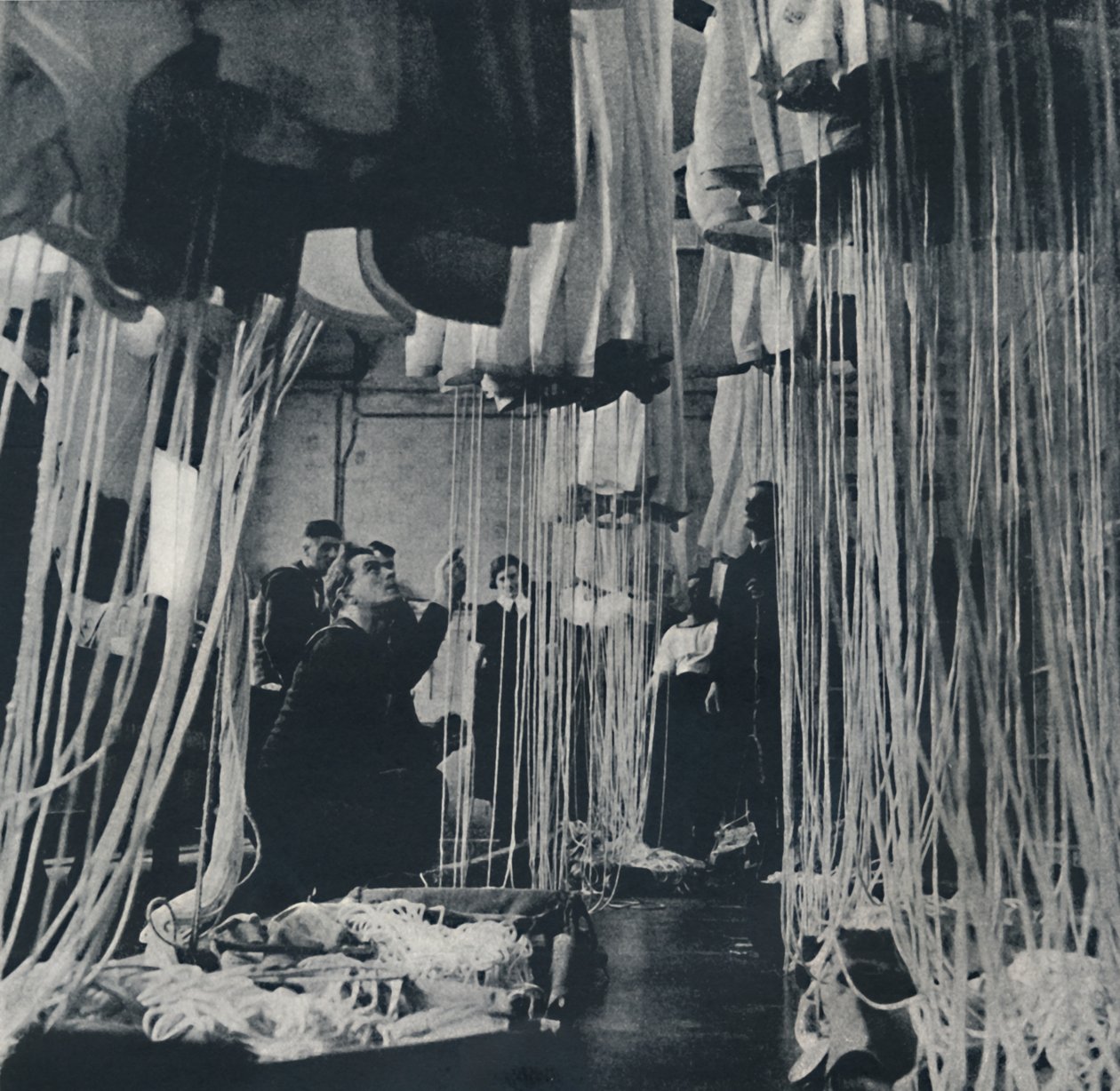 Loom of life tester faldskærme til Fleet Air Arm, 1941 af Cecil Beaton
