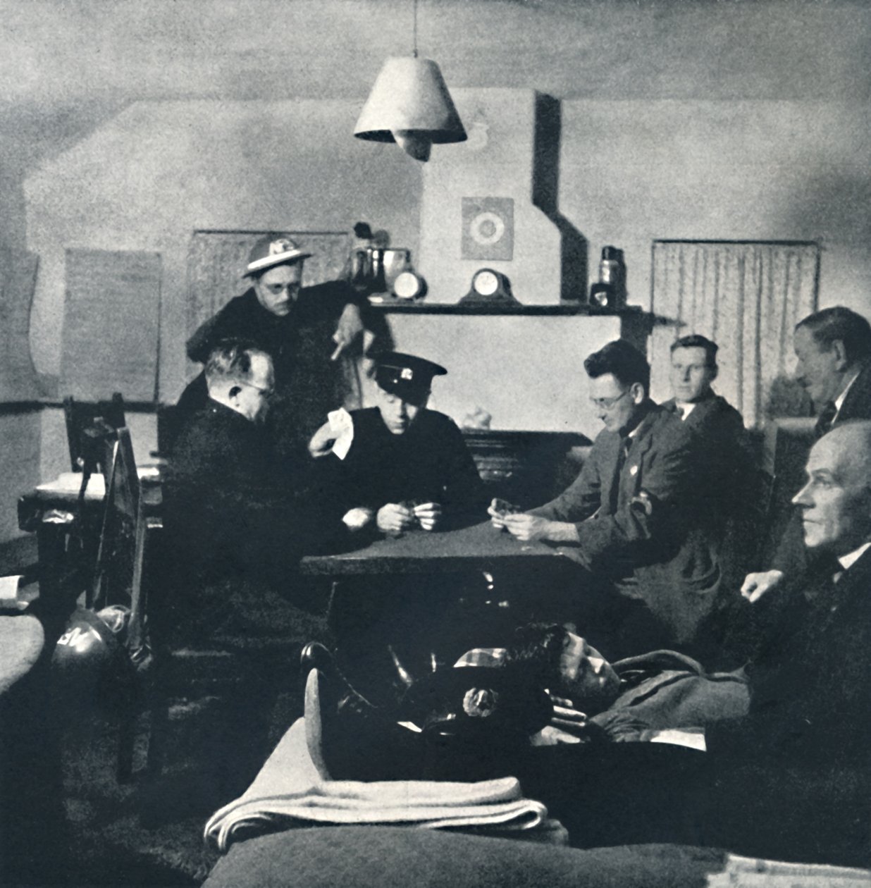 Nattevagt: Brandvæsenet slapper af, 1941 af Cecil Beaton