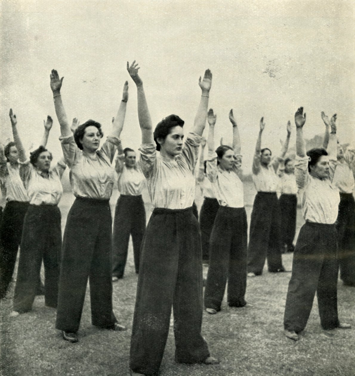 Fysisk træning på et rekruttdepot, c1943. af Cecil Beaton