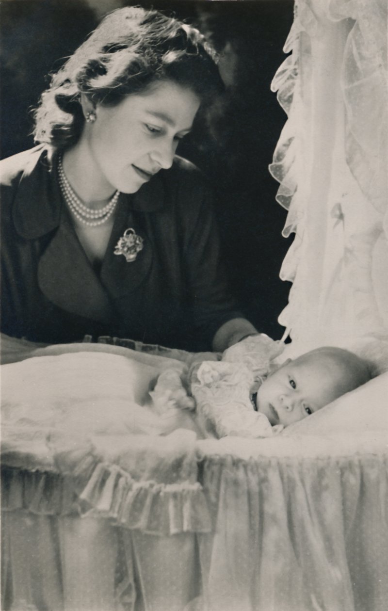 Prinsesse Elizabeth med sin spæde søn, prins Charles, 1948. af Cecil Beaton