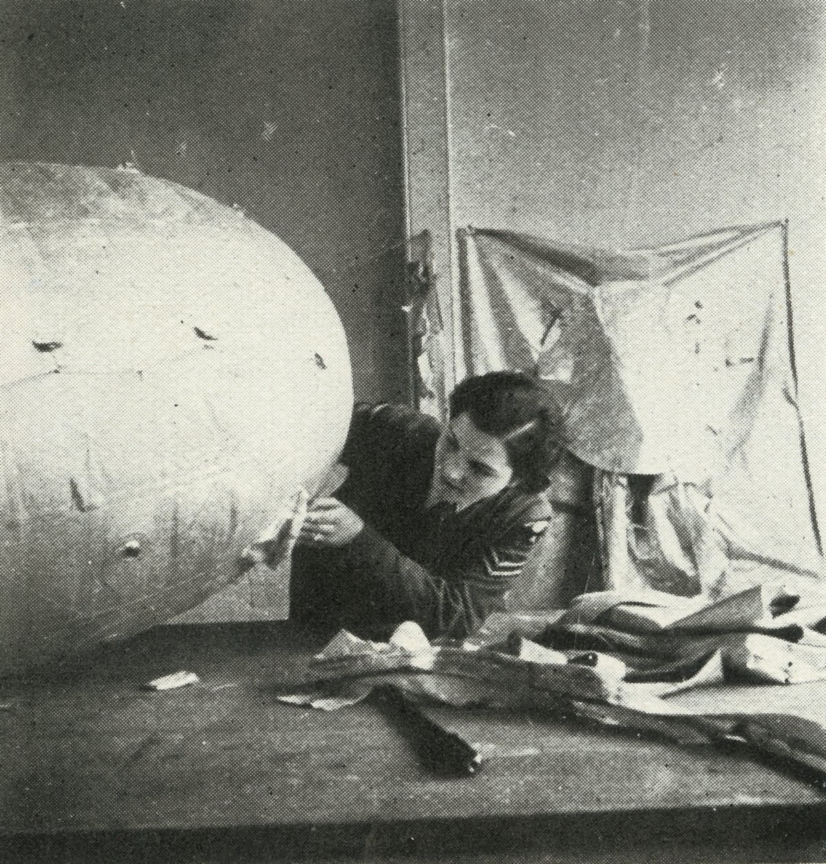 Reparation af spærreluftsballoner, c1943. af Cecil Beaton