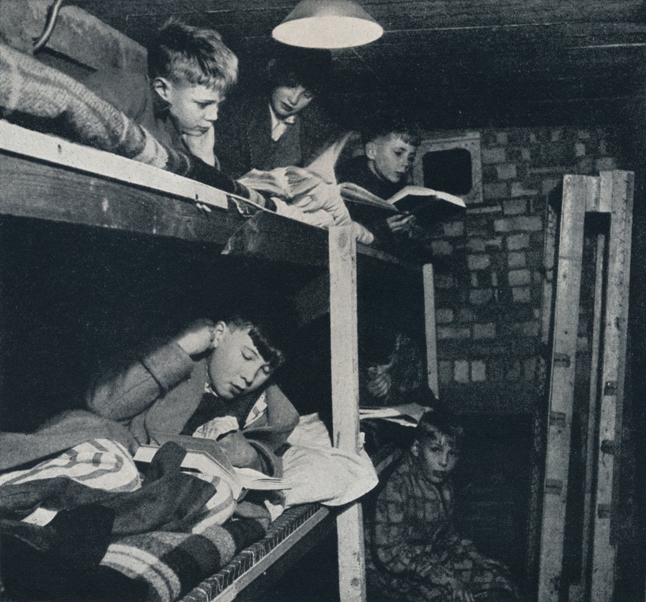 Skoledrenges sovesal, 1941 af Cecil Beaton