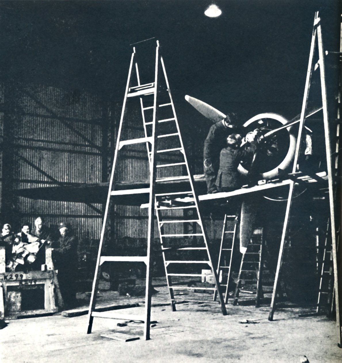 Jordbesætningens arbejde er aldrig færdigt, 1941 af Cecil Beaton