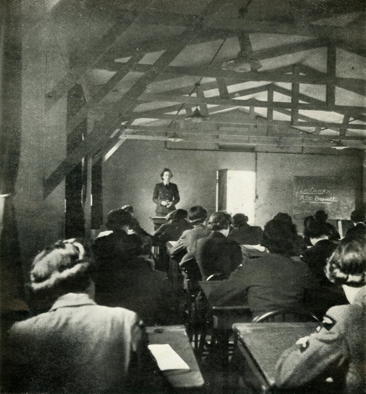 W.A.A.F. Officersforelæsninger, c1943. af Cecil Beaton