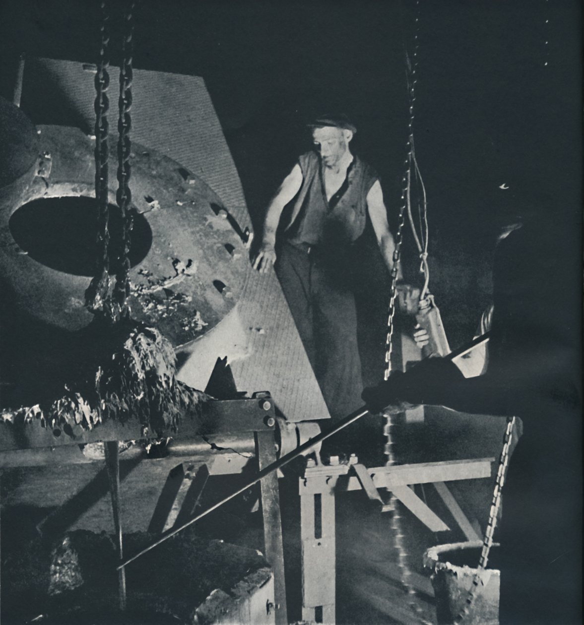 Arbejder i en flyfabrik klargøring af legering, 1941 af Cecil Beaton