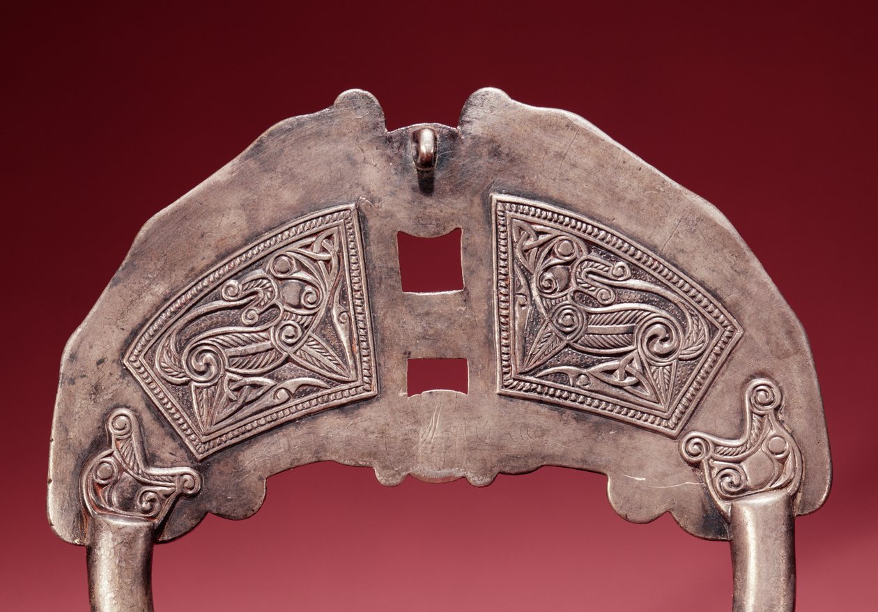 Detalje af undersiden af Killamery-brochen, Killamery, County Kilkenny, sølv fra vikingetiden med guld-, glas- og ravdetalje af 390433 af Celtic