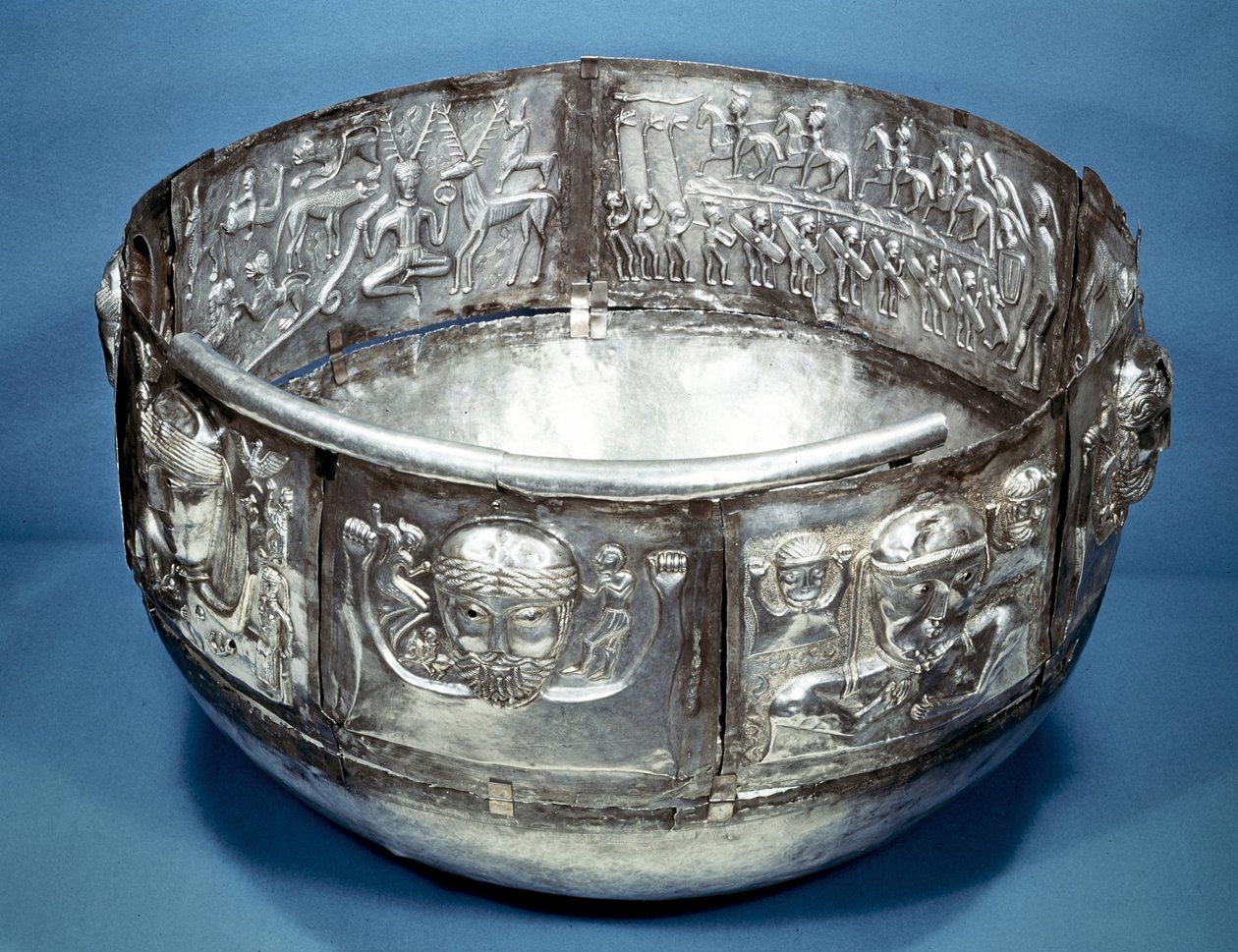Gundestrup kedel (skål), keltisk rituelt kar fra det 1. århundrede f.Kr. Inde til højre ses Cernunnos, dyrenes konge. Sølv delvist forgyldt. Dansk Nationalmuseum, København. af Celtic