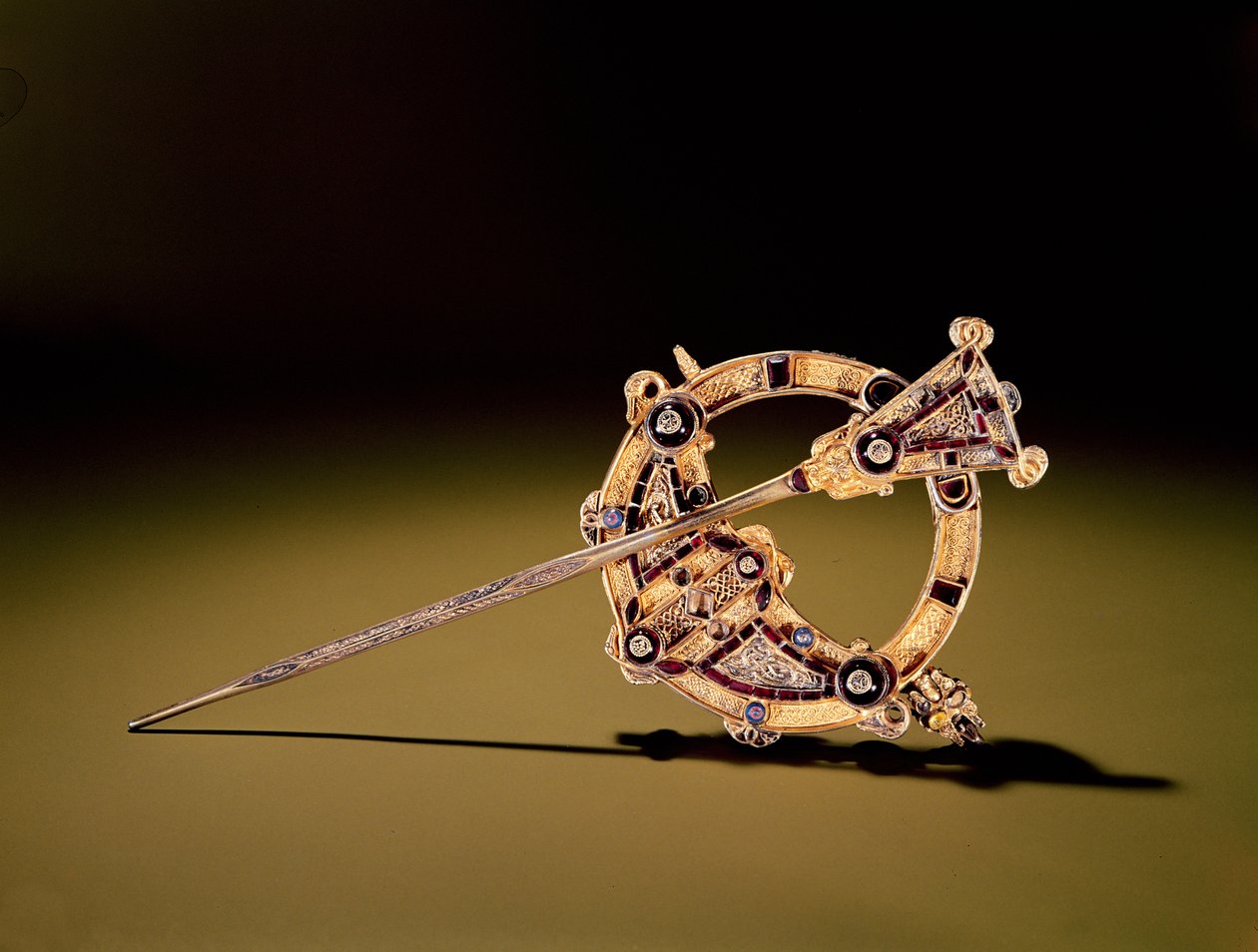 Tara-broche, Bettystown, County Meath (støbt sølv dækket af guldfolie, perler, guld, rav og glas) af Celtic