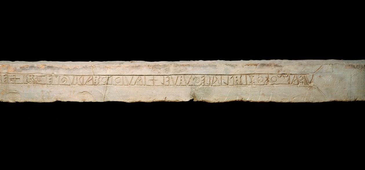 Keltisk kunst: "" hyldest til guderne""" Graveed inskription i keltisk alfabet (Ogham). fra regionen Come, Italien. Slut 6. begyndelse 5. århundrede f.Kr. Svag. 365x19x33 cm Como, Museo Civico Archeologico Paolo Giovio af Celtic