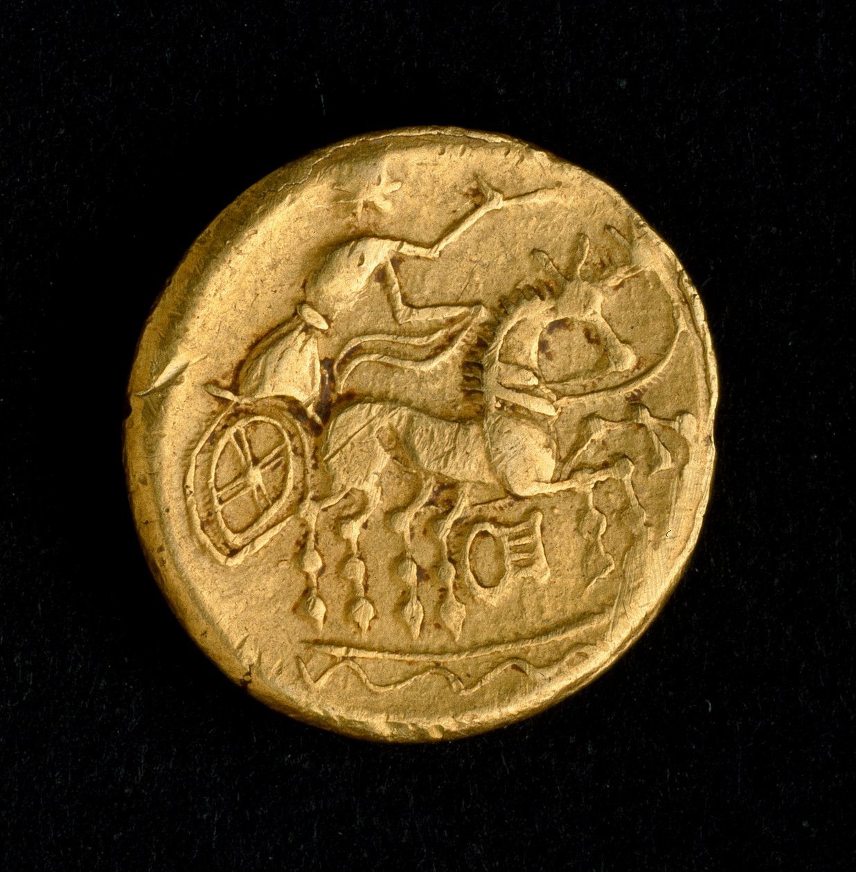 Keltisk kunst: Statere of Sequani, guldmønt - Repræsentation af en mand, der kører en tank (?), 3.-2. århundrede f.Kr. - Paris, B.N. - Keltisk kunst: mand, der kører vogn - Guldmønt, stater af Sequani, 3d-2d århundrede f.Kr. - Nationalbiblioteket, Paris (F af Celtic