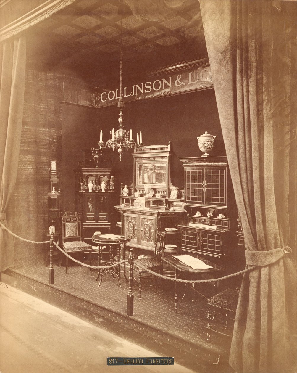 Collinson & Locks møbeludstilling (sølvalbumin-tryk) af Centennial Photographic Co.