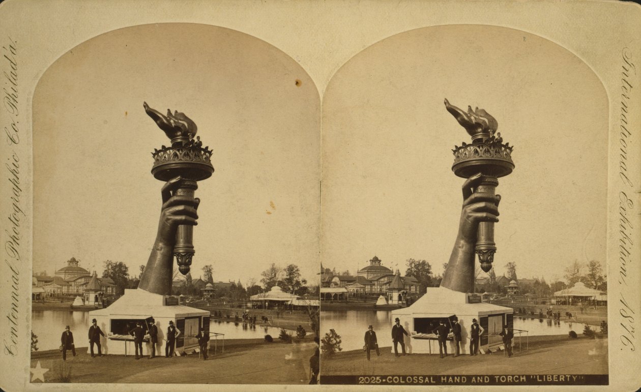 Kolossal hånd og fakkel "Liberty" udstillet på Philadelphia Centennial Exhibition, 1876 af Centennial Photographic Co.