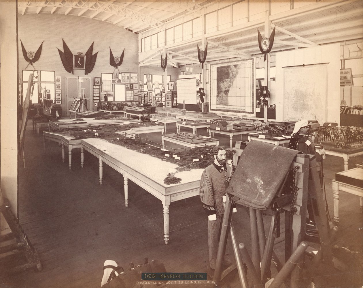 Interiør af den spanske regeringsbygning, i den spanske afdeling af Centennial Exposition af Centennial Photographic Co.