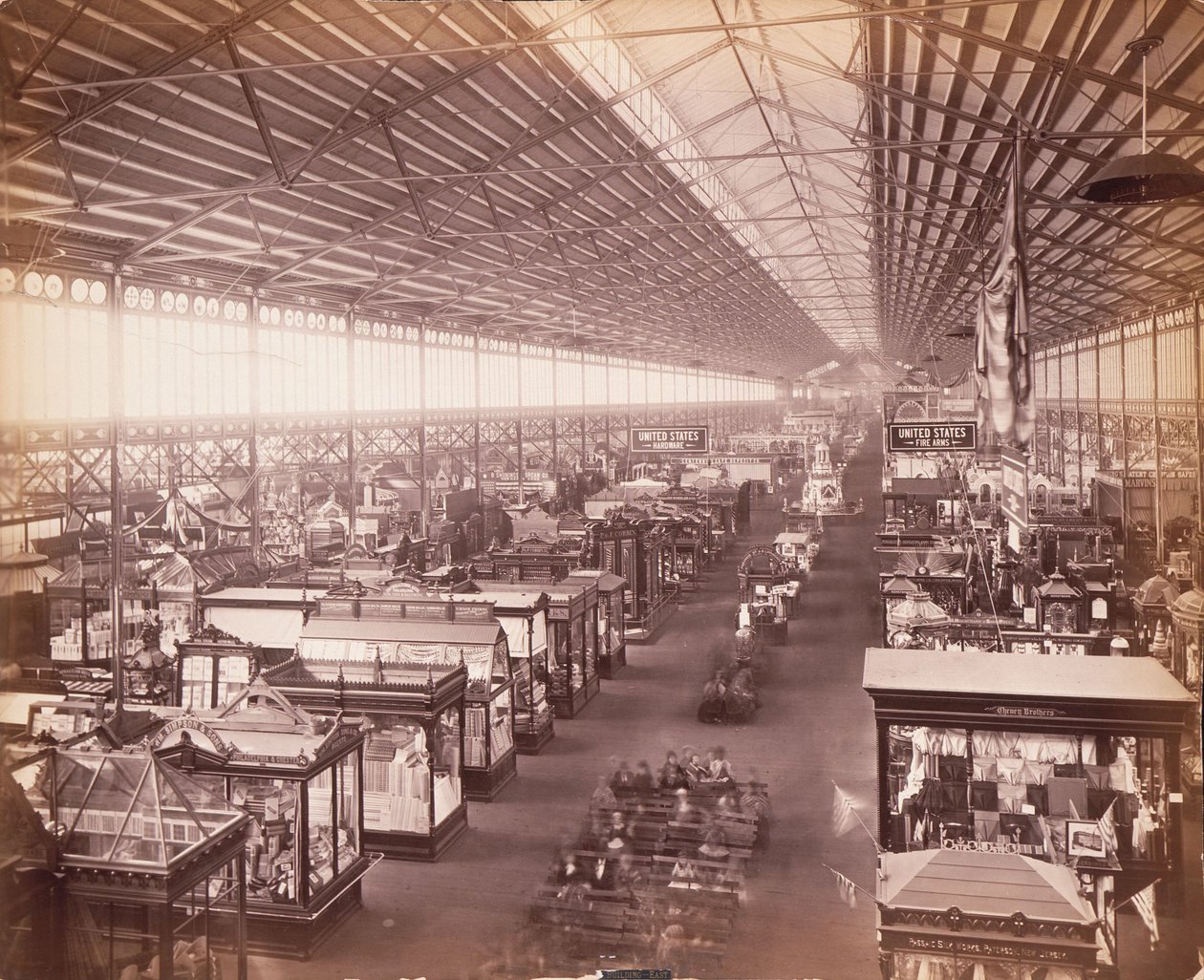 Hovedbygning, fra østgalleriet, Centennial Exhibition, Philadelphia af Centennial Photographic Co.