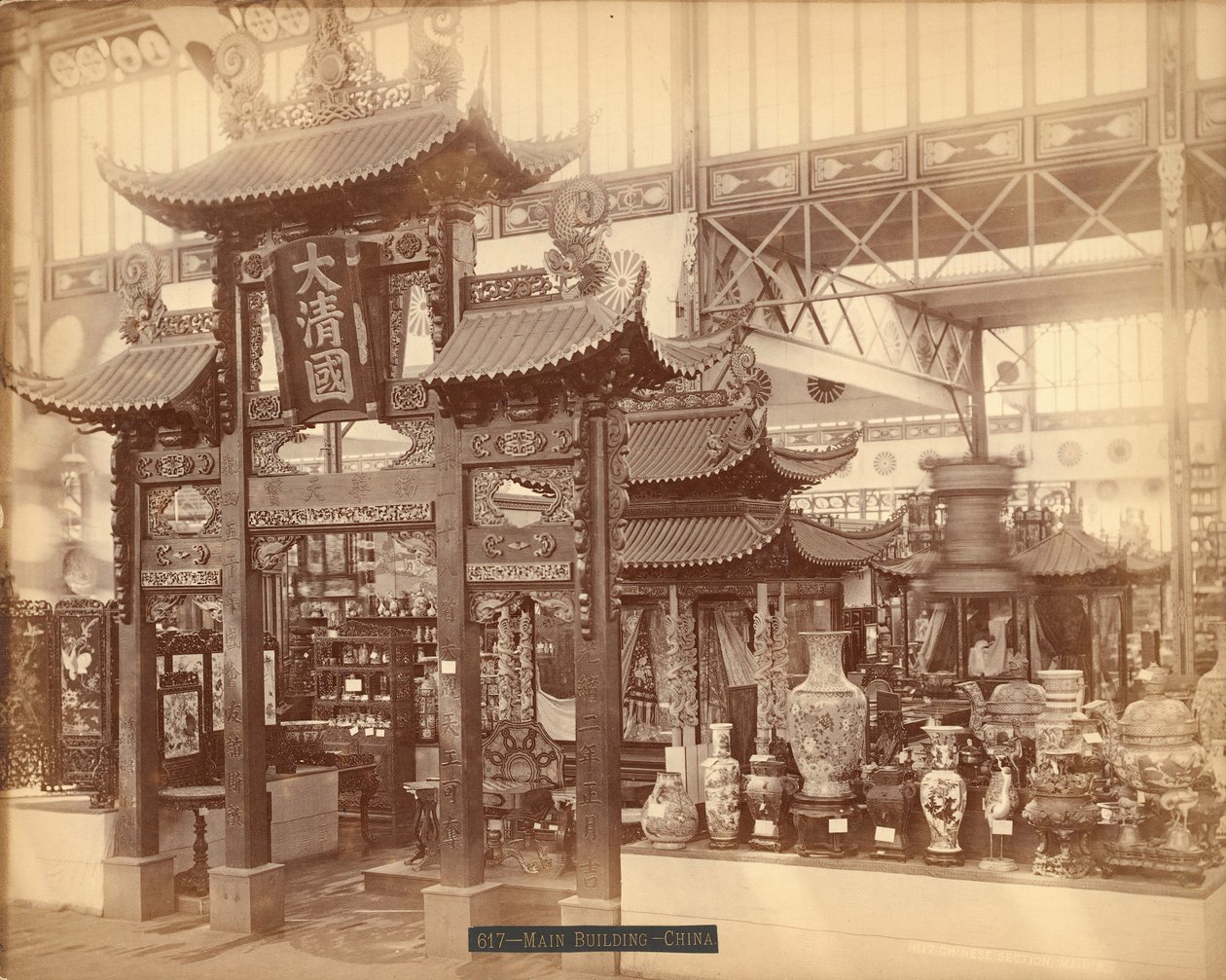 Udsigt over den kinesiske domstol, hovedbygningen, Centennial Exhibition, Philadelphia af Centennial Photographic Co.