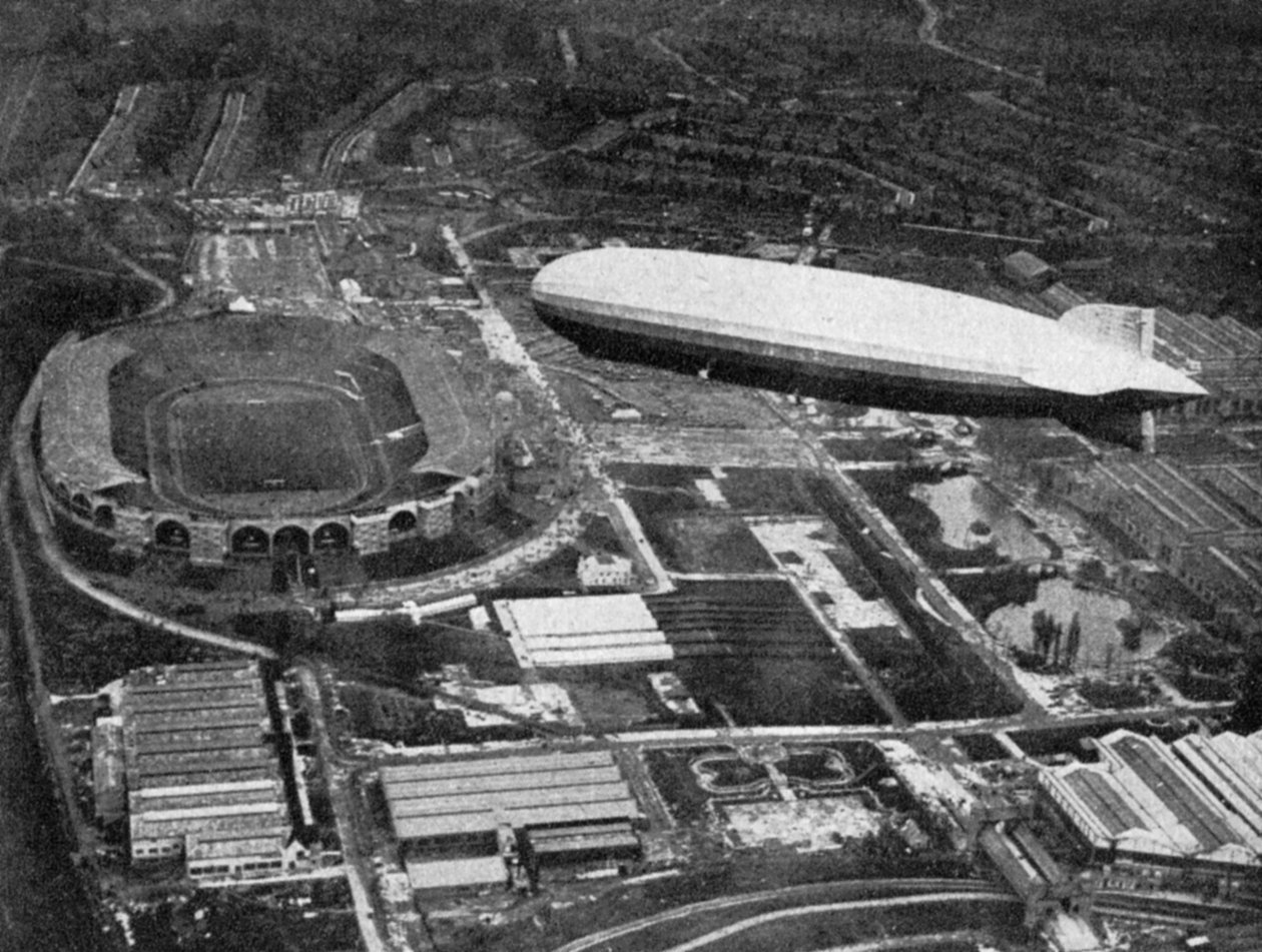 Det tyske luftskib Graf Zeppelin flyver over Wembley under FA Cup-finalen, London, 1930. af Central Press