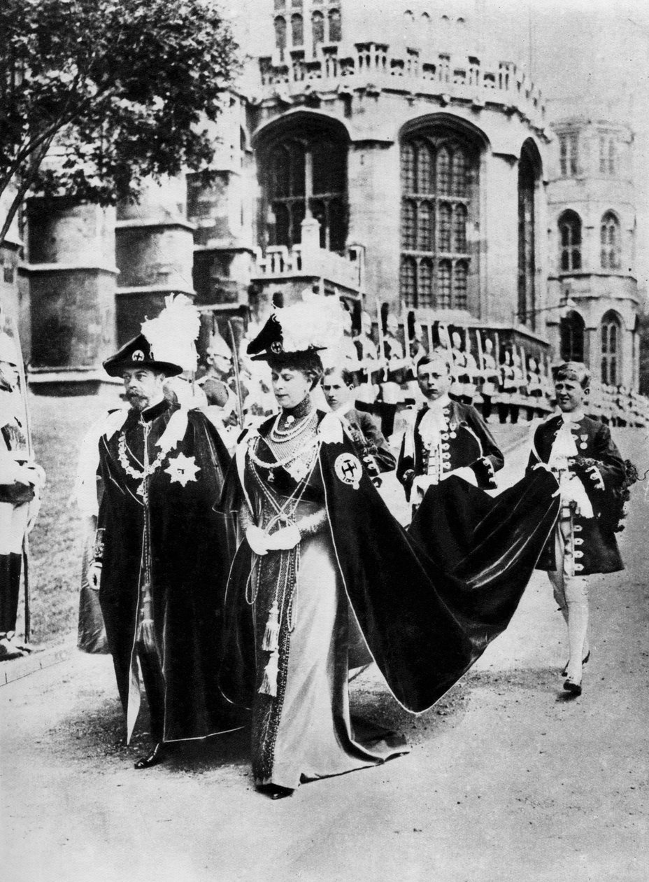 Kong George V og dronning Mary i klæderne fra Knights of the Garter, Windsor, 1937. af Central Press