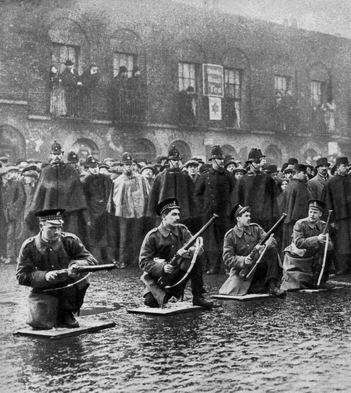 Standoff på Sidney Street, Stepney, London, 3. januar 1911 1937. af Central Press