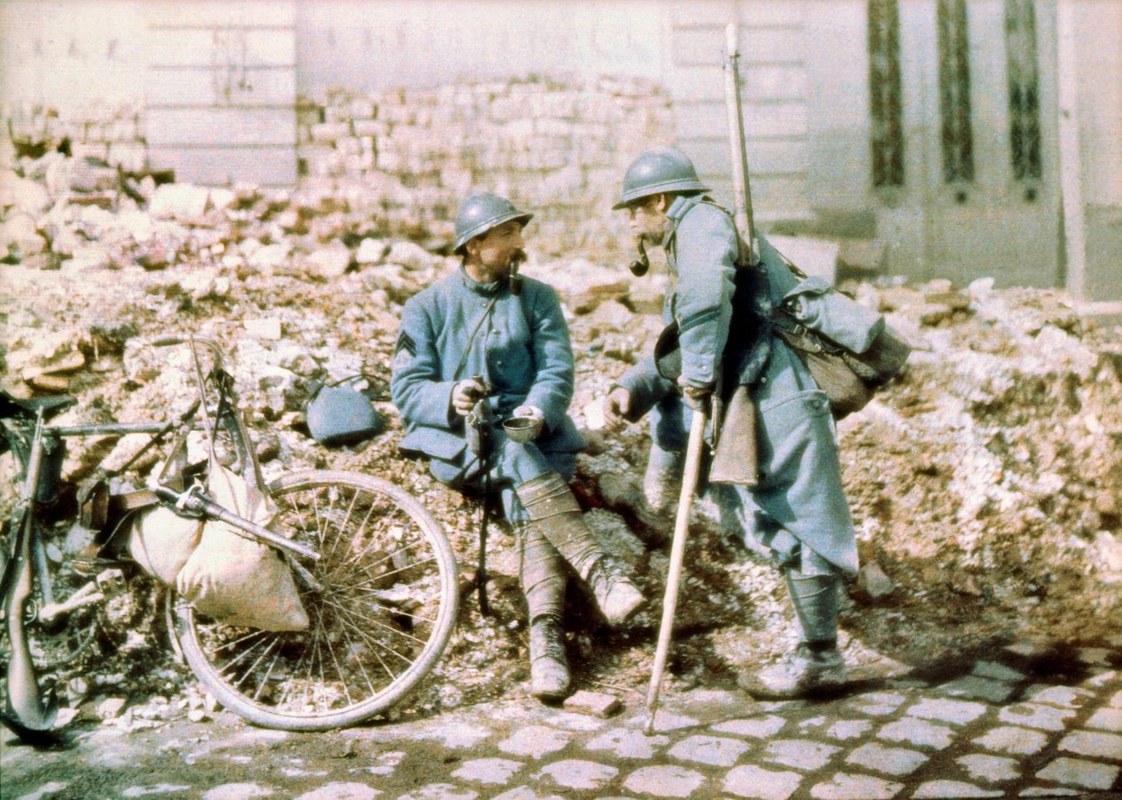 To franske soldater i en by beskudt af tysk artilleri, vestfronten, Frankrig, ca. 1914-18 (autokrom) af Charles Adrien