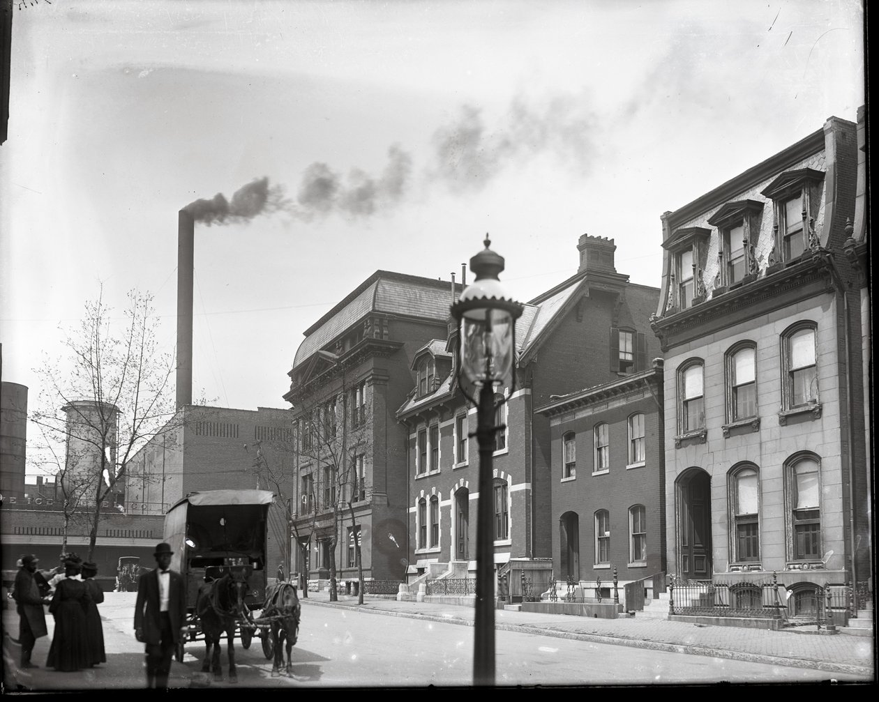 Lawton Street med udsigt mod vest til Beaumont. Polar Wave Ice and Fuel Company, Beaumont Medical College og hjemmet til doktor Gustavus H. E. Baumgarten i baggrunden af Charles Clement Holt