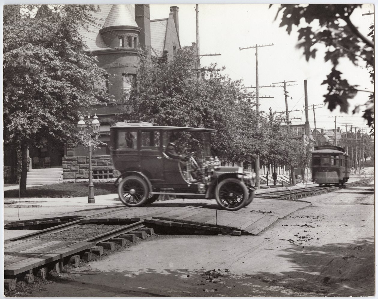 Packard -limousine, der krydser sporvognssporene ved Lindell Boulevard og Boyle Avenue af Charles Clement Holt