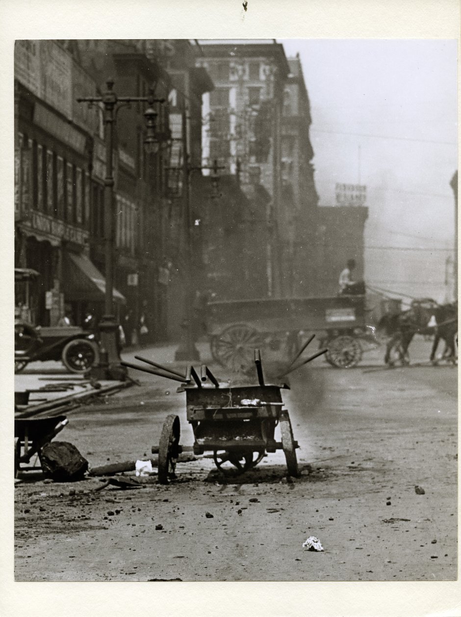 Gadereparationsudstyr på gaden nær det sydvestlige hjørne af Chestnut Street og 12th Street, nu Tucker Boulevard af Charles Clement Holt