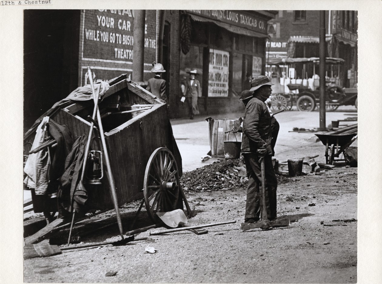 Arbejder holder pause under gadearbejde nær det sydvestlige hjørne af Chestnut Street og 12th Street, nu Tucker Boulevard af Charles Clement Holt