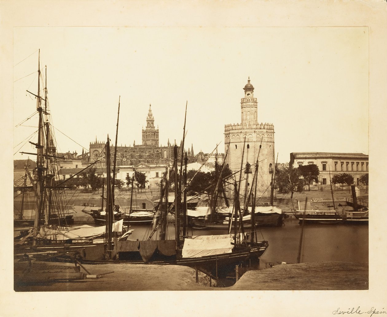 (Katedralen, Torre del Oro og Guadalquivir-floden, Sevilla) af Charles Clifford