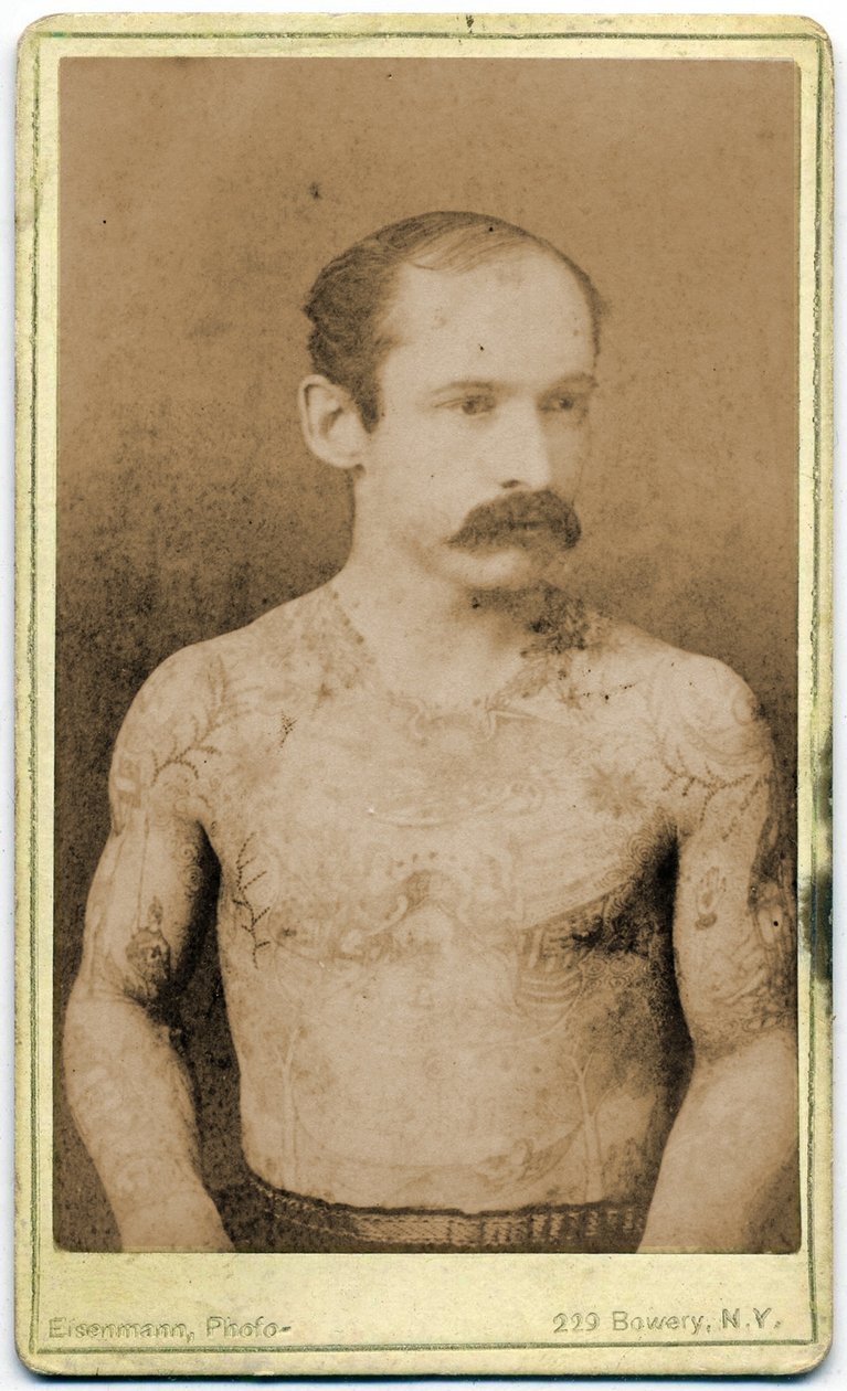 Skabskort af en tatoveret mand, ca. 1899 af Charles Eisenmann