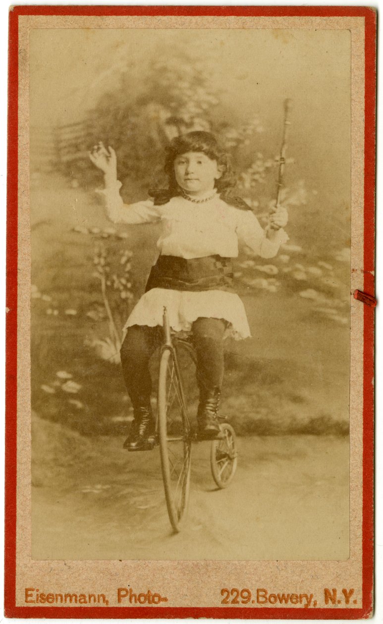 Studieportræt af en pige på en trehjulet cykel, ca. 1880