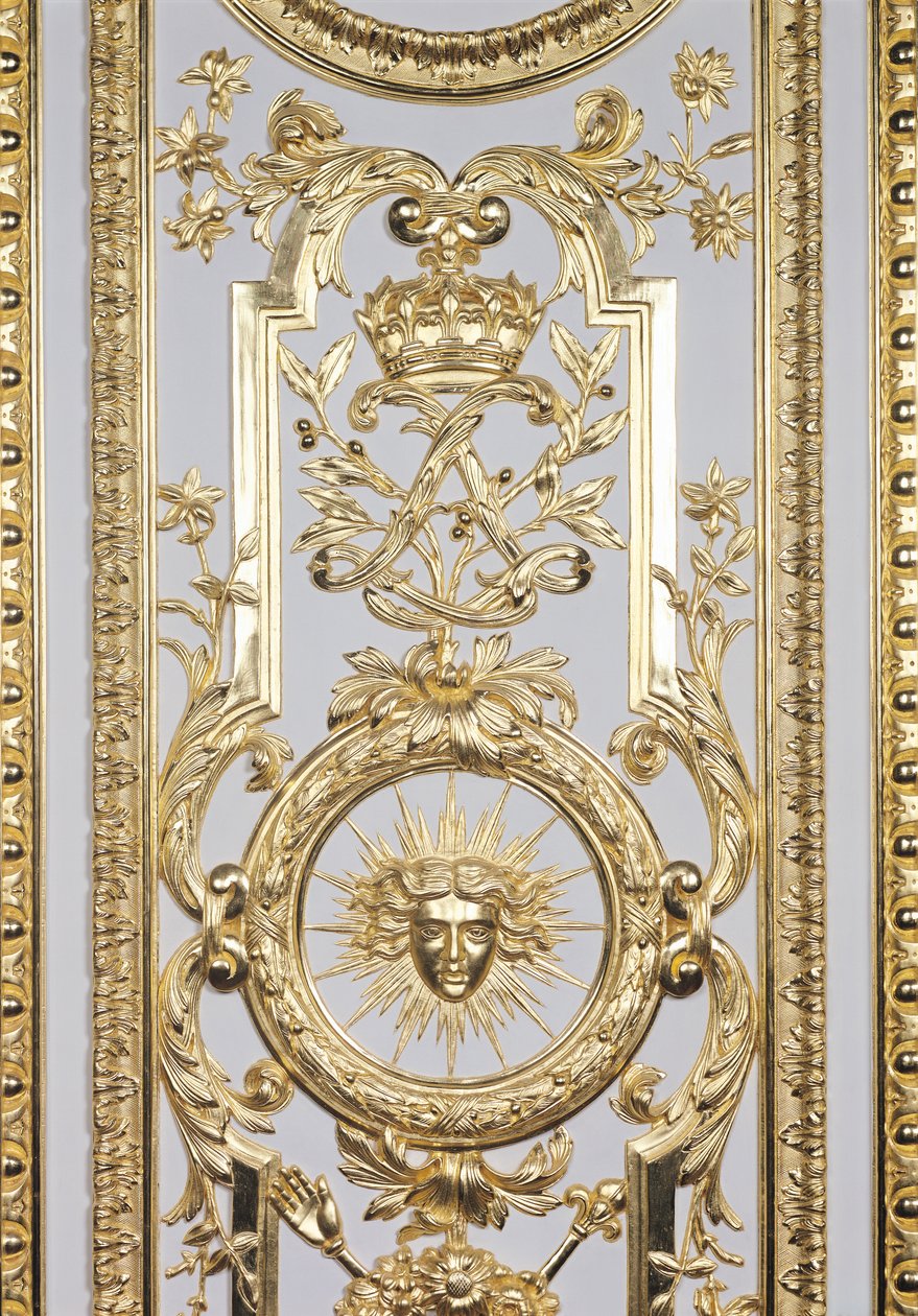 Detalje af paneler, der viser kronen og monogrammet af Ludvig XIV 1638-1715 og solen, fra Salon de Venus, 1668 forgyldt træ, se også 162152 af Charles Le Brun