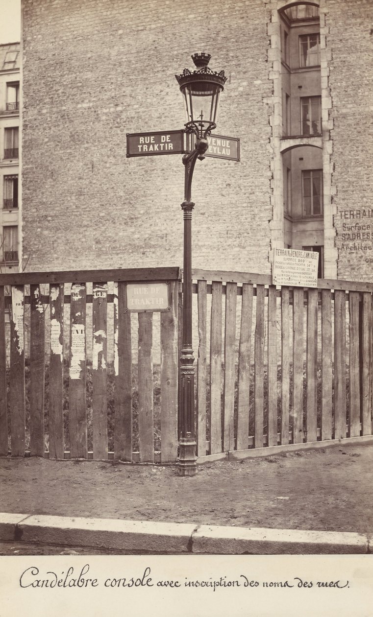(Konsolkandelaber med påskrift af gadenavne) af Charles Marville