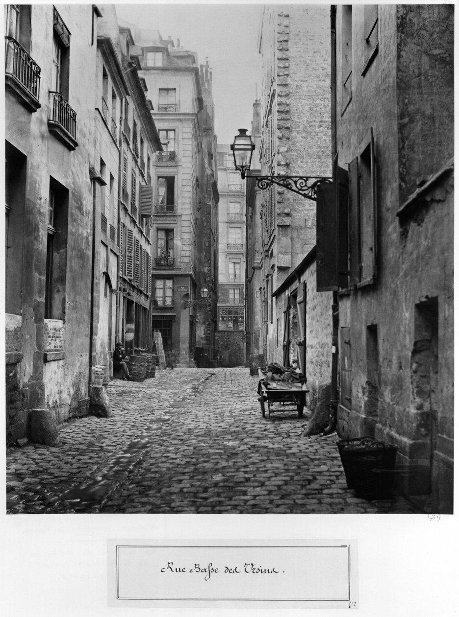 Rue Basse des Ursins, Paris, 1858-78 af Charles Marville