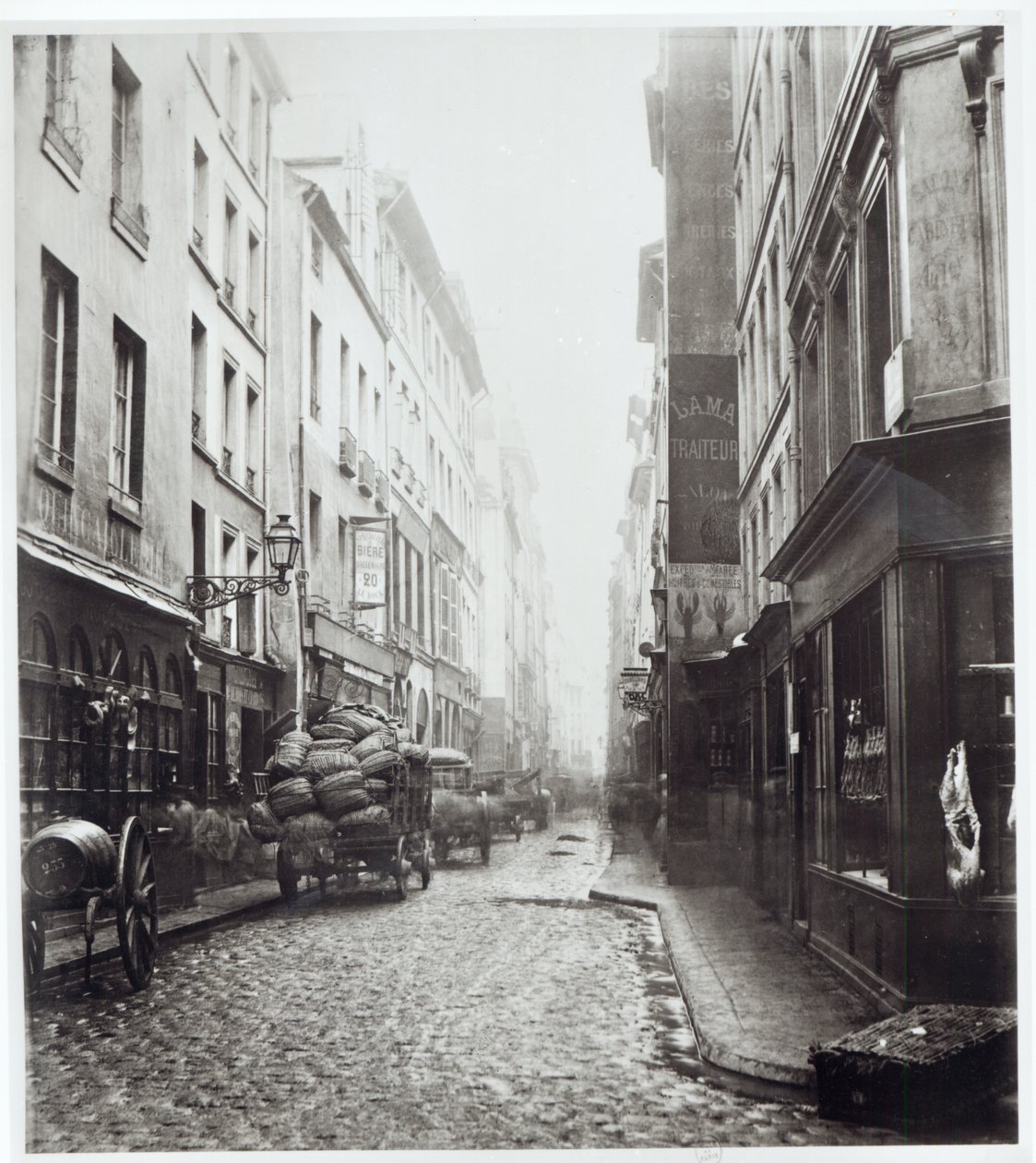 Rue de la Grande Truanderie, fra rue Montorgueil, Paris, 1858-78 af Charles Marville