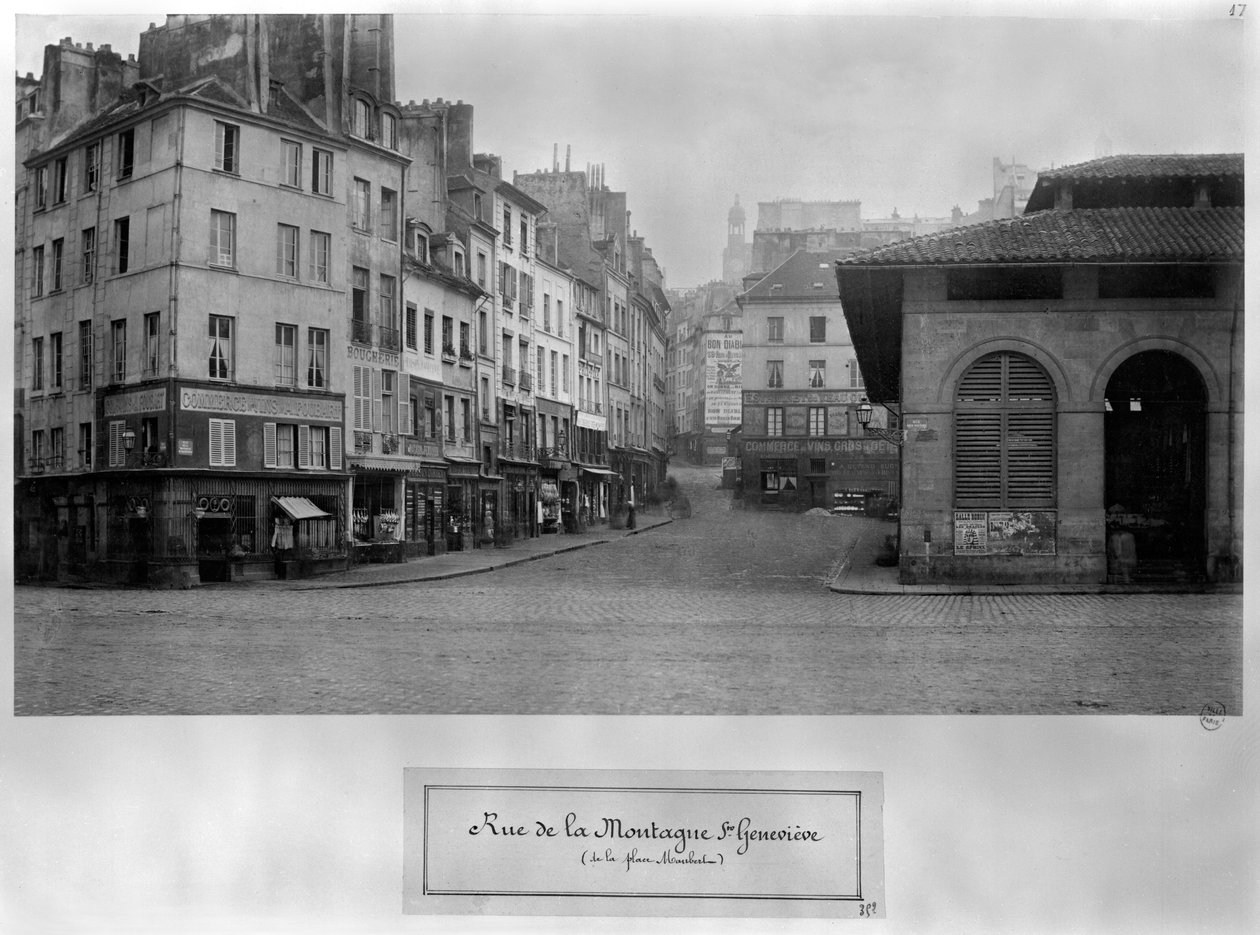 Rue de la Montagne Sainte-Genevieve, (fra Place Maubert) Paris 1858-78 af Charles Marville
