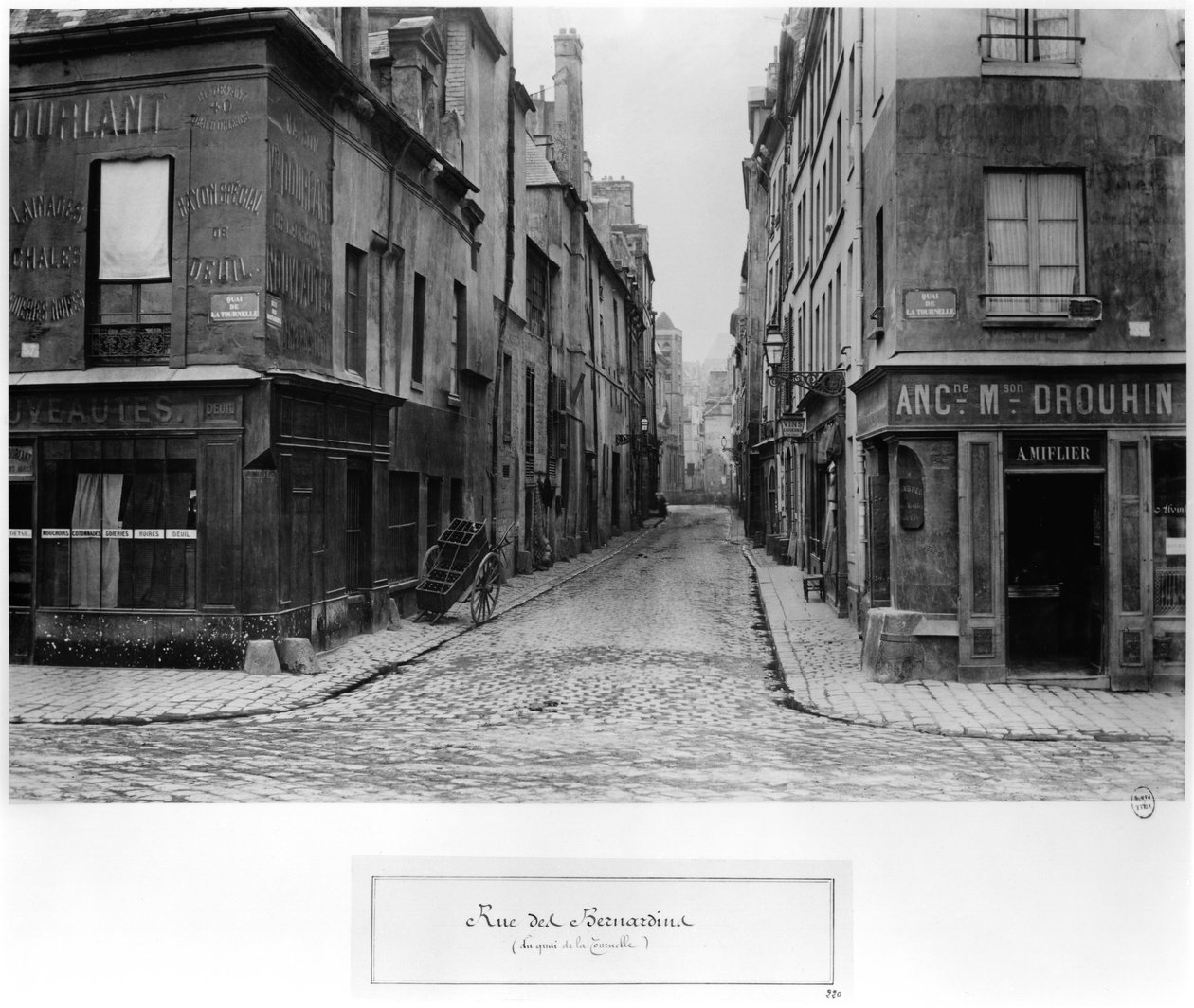 Rue des Bernardins fra Quai de La Tournelle, Paris mellem 1858-78 af Charles Marville