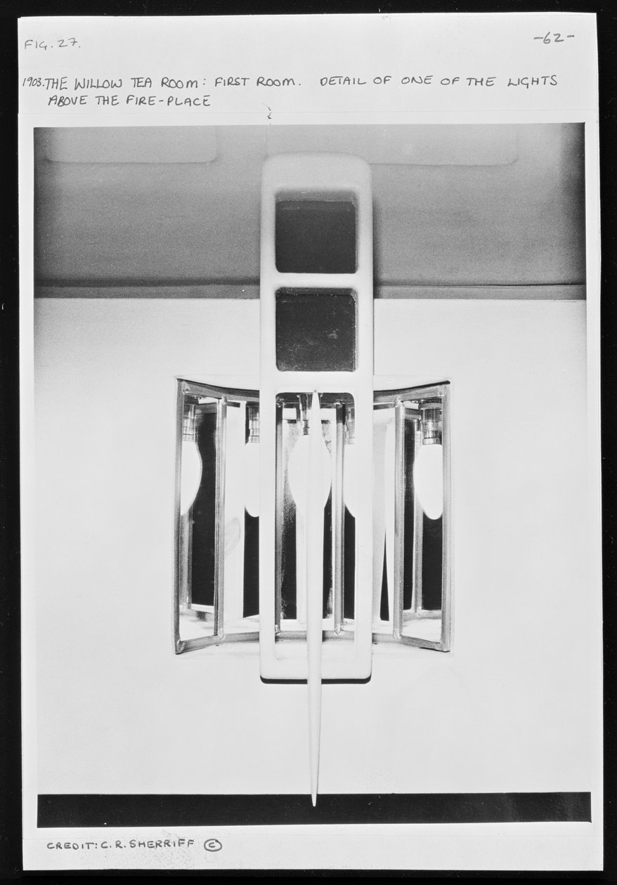 Lysarmatur over pejsen i Willow Tea Room, Glasgow (rekonstruktion) af Charles Rennie Mackintosh