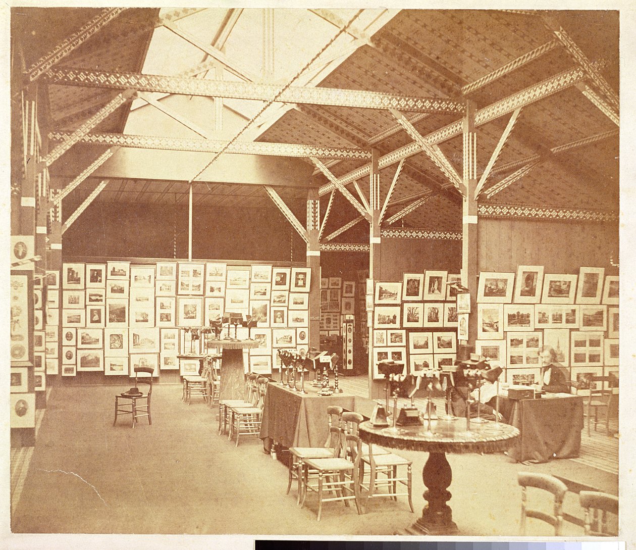 Udstilling af Photographic Society på South Kensington Museum, 1858 (bw foto) af Charles Thurston Thompson