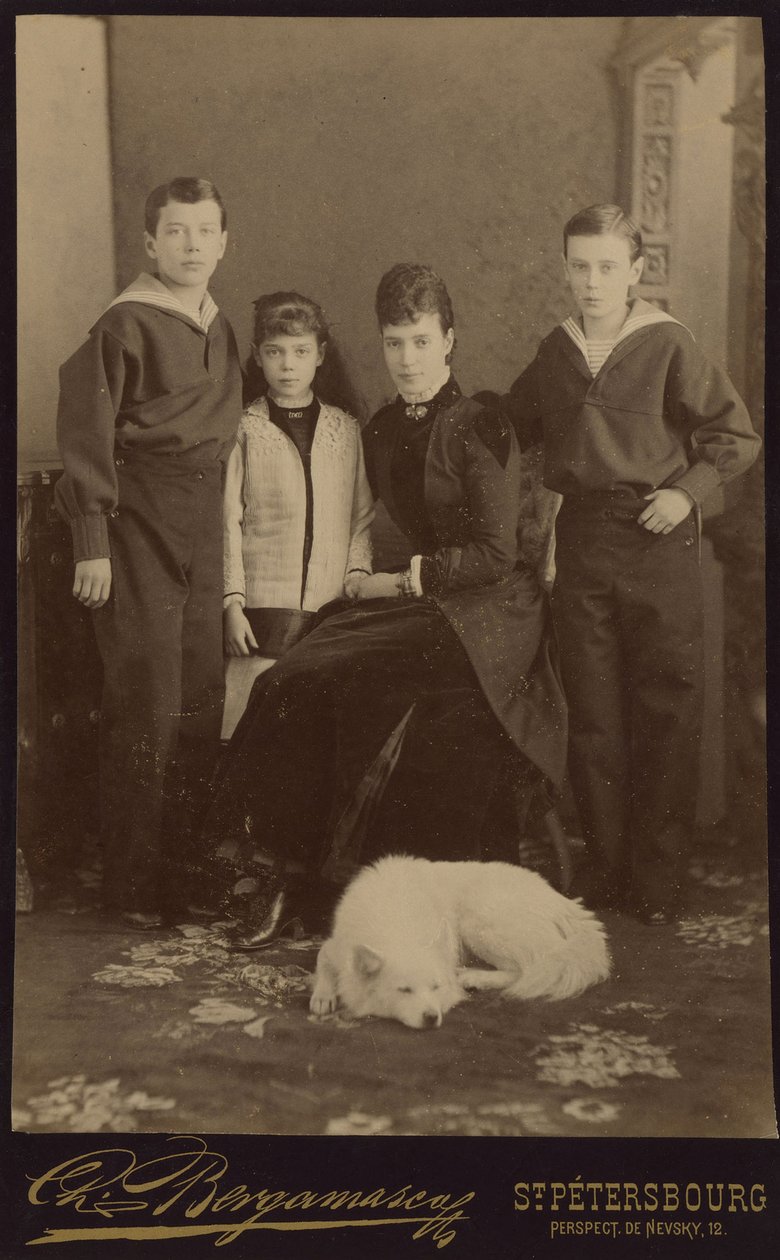 Kejserinde Maria Fyodorovna med børn, Nicholas Alexandrovich, George Alexandrovich og Xenia Alexandrovna, af Bergamasco, Charles (Karl) (1830-1896). Albumin Foto, ca. 1883. Russisk Stats Film- og Fotoarkiv, Krasnogorsk af Charles Bergamasco