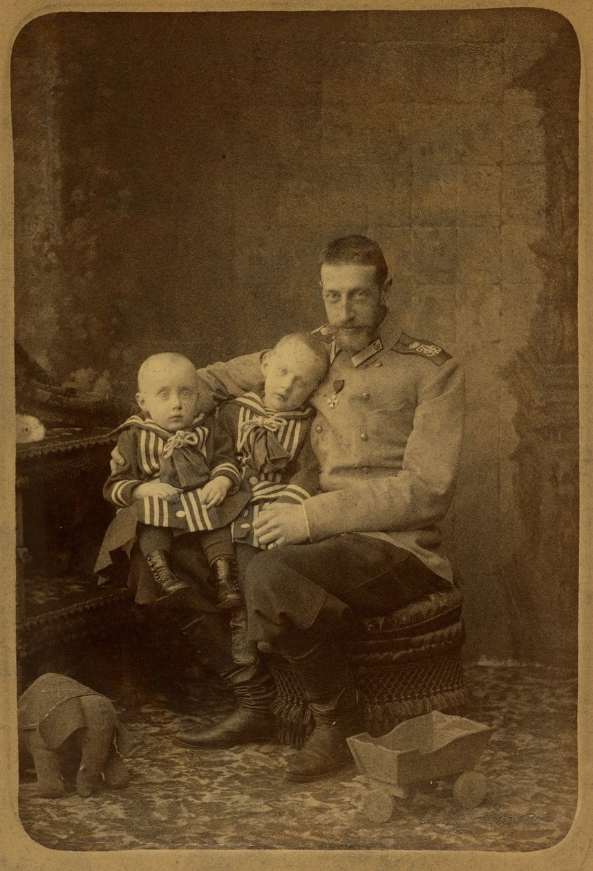 Constantin Constantinovitch de Russie avec ses fils Ioann et Gabriel - Storhertug Constantine Constantinovich af Rusland med sønner, John Konstantinovich og Gabriel Konstantinovich, af Bergamasco, Charles (Karl) (1830-1896). Albumin Foto, ca. 1890. Russisk af Charles Bergamasco