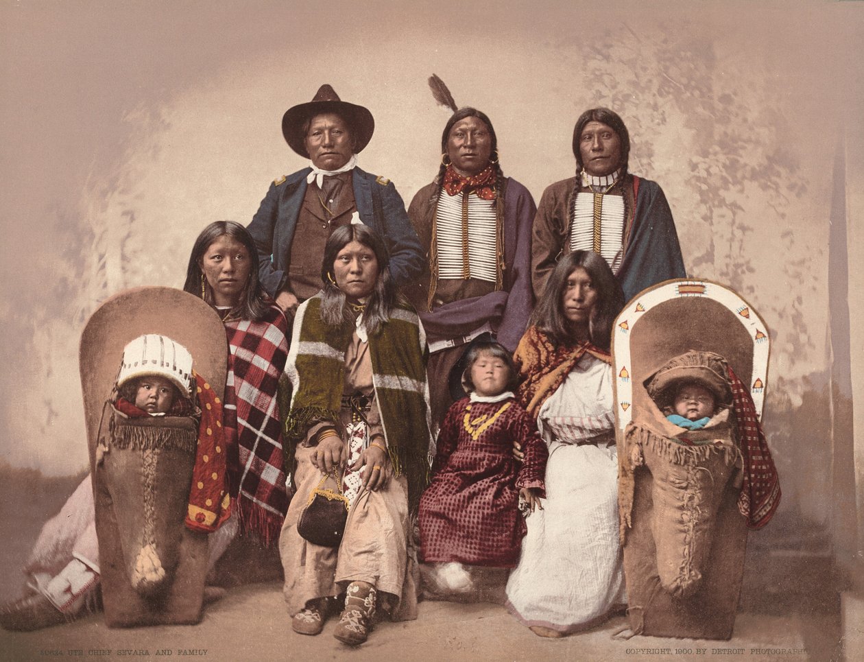 Ute-høvding Severo og familie, ca. 1885, udgivet 1900 (foto) af Charles A. Nast