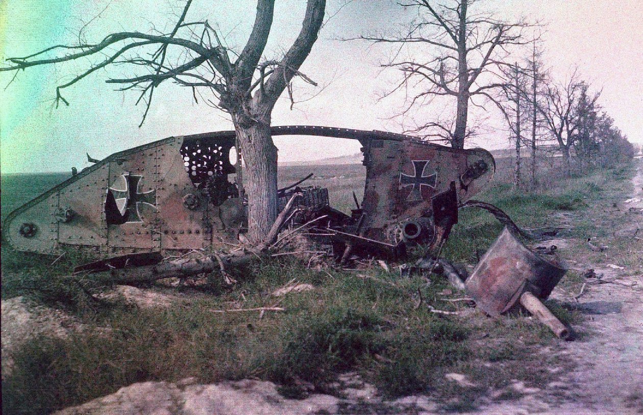 Vraget af en tysk kampvogn, ødelagt i kamp på vestfronten, Frankrig, ca. 1914-18 (autokrom) af Charles Adrien