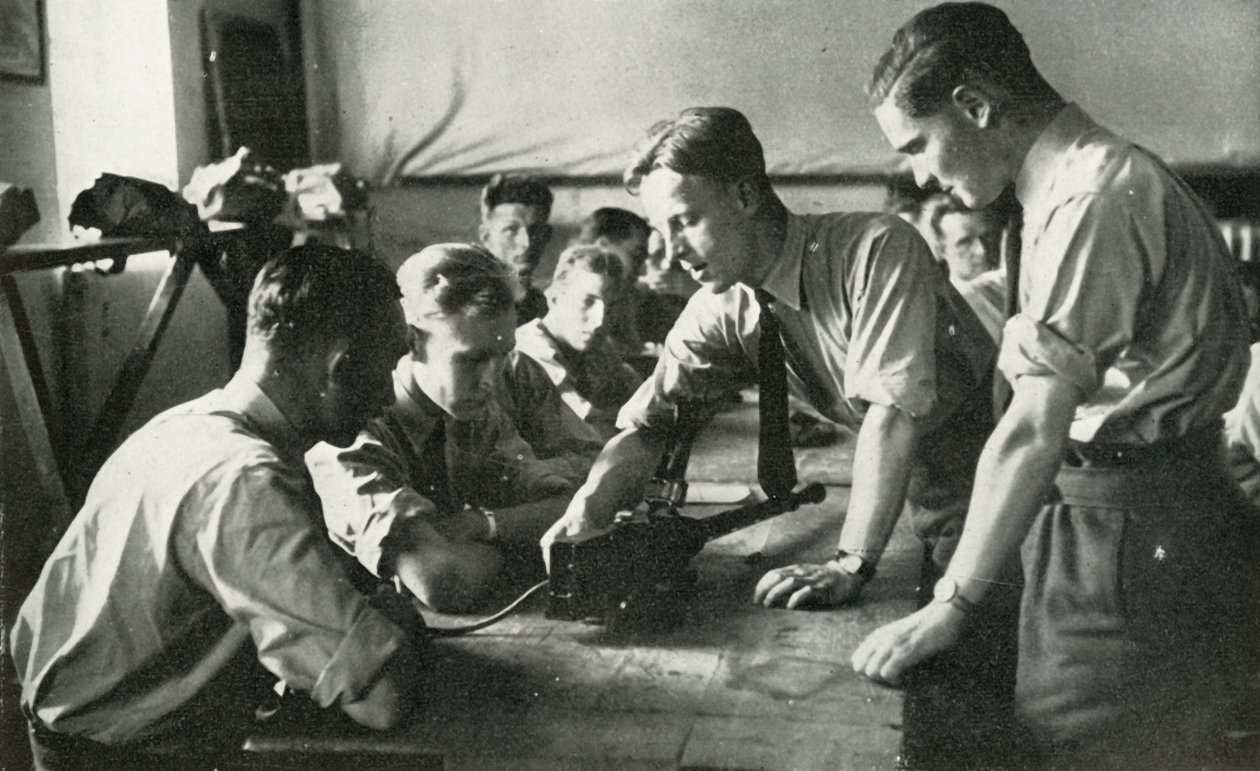 RAF-personale lærer om våben, 1941. af Charles Brown
